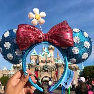 Minnie Mouse Sequined Ear Headband with daisy.